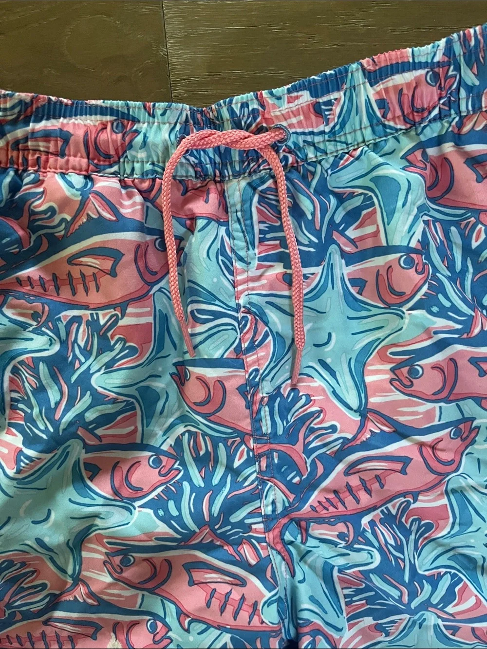 Vineyard Vines Boys Swim Trunks Fish Print size M (12-14)